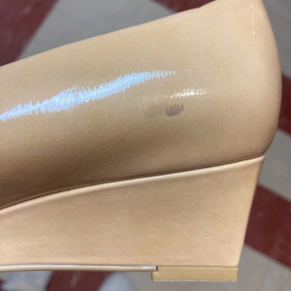 Stuart Weitzman 8 tan patent leather wedge heels